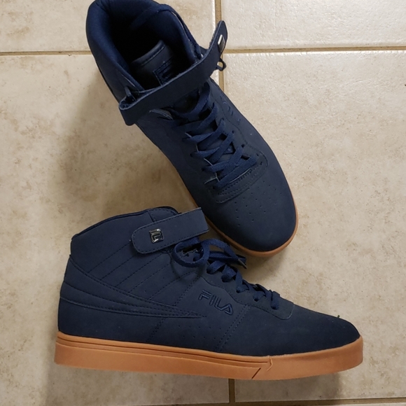 navy blue fila sneakers